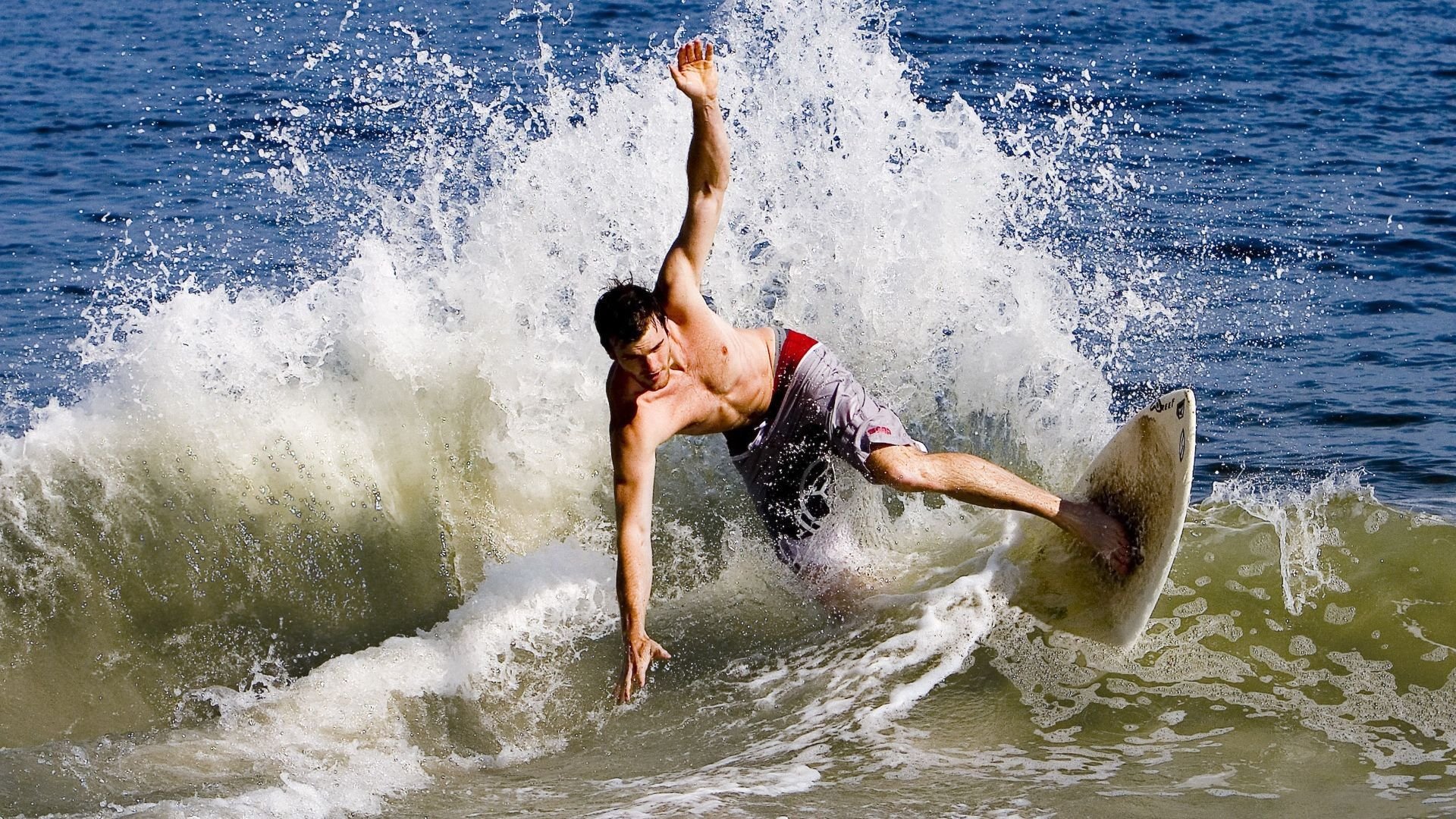 范弗利特连续三分拉开差距，灰熊青年军冲垮马刺防线