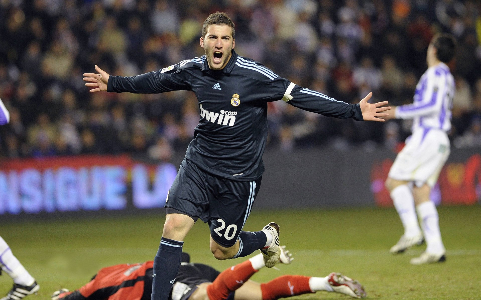 哈兰德一锤定音助哥伦比亚强势晋级，贝蒂斯防线崩溃显关键先生本色